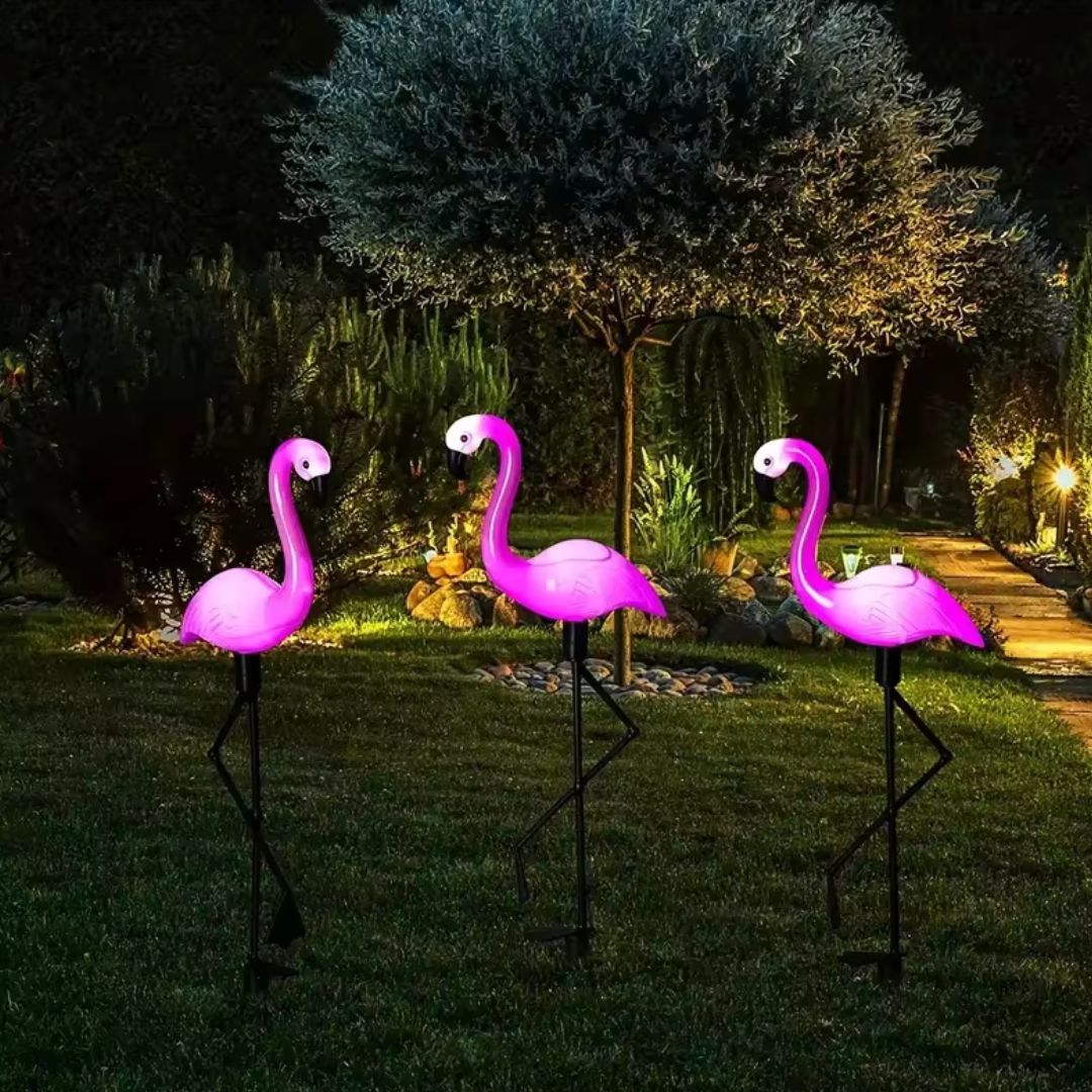 FlamingoGlow - solcelledrevet LED-lampe med flamingo på græsplænen