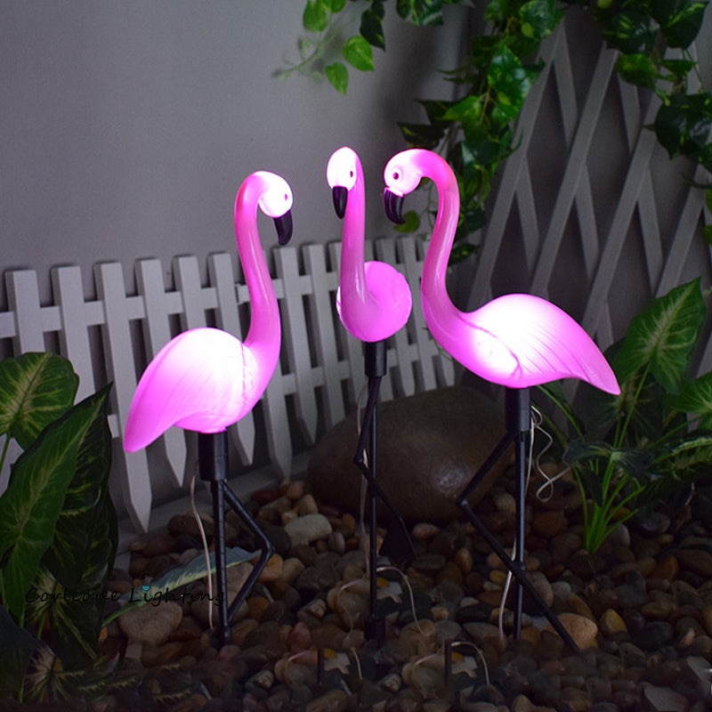 FlamingoGlow - solcelledrevet LED-lampe med flamingo på græsplænen