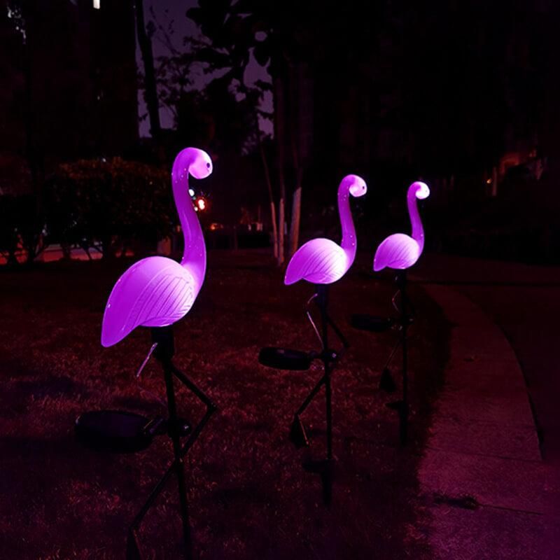 FlamingoGlow - solcelledrevet LED-lampe med flamingo på græsplænen