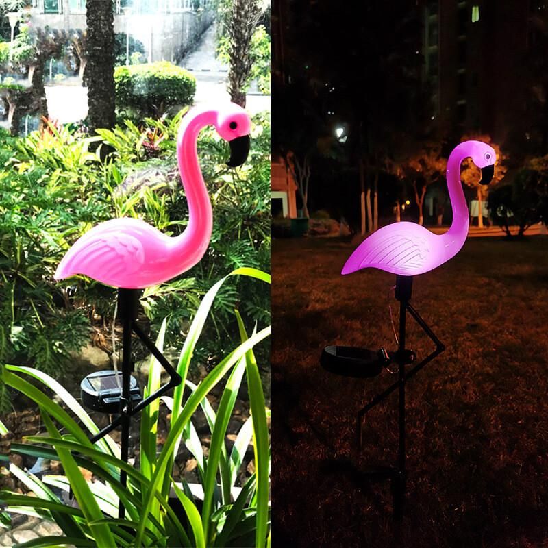 FlamingoGlow - solcelledrevet LED-lampe med flamingo på græsplænen