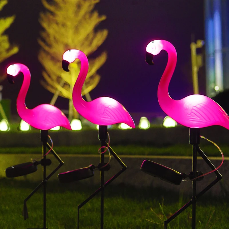 FlamingoGlow - solcelledrevet LED-lampe med flamingo på græsplænen