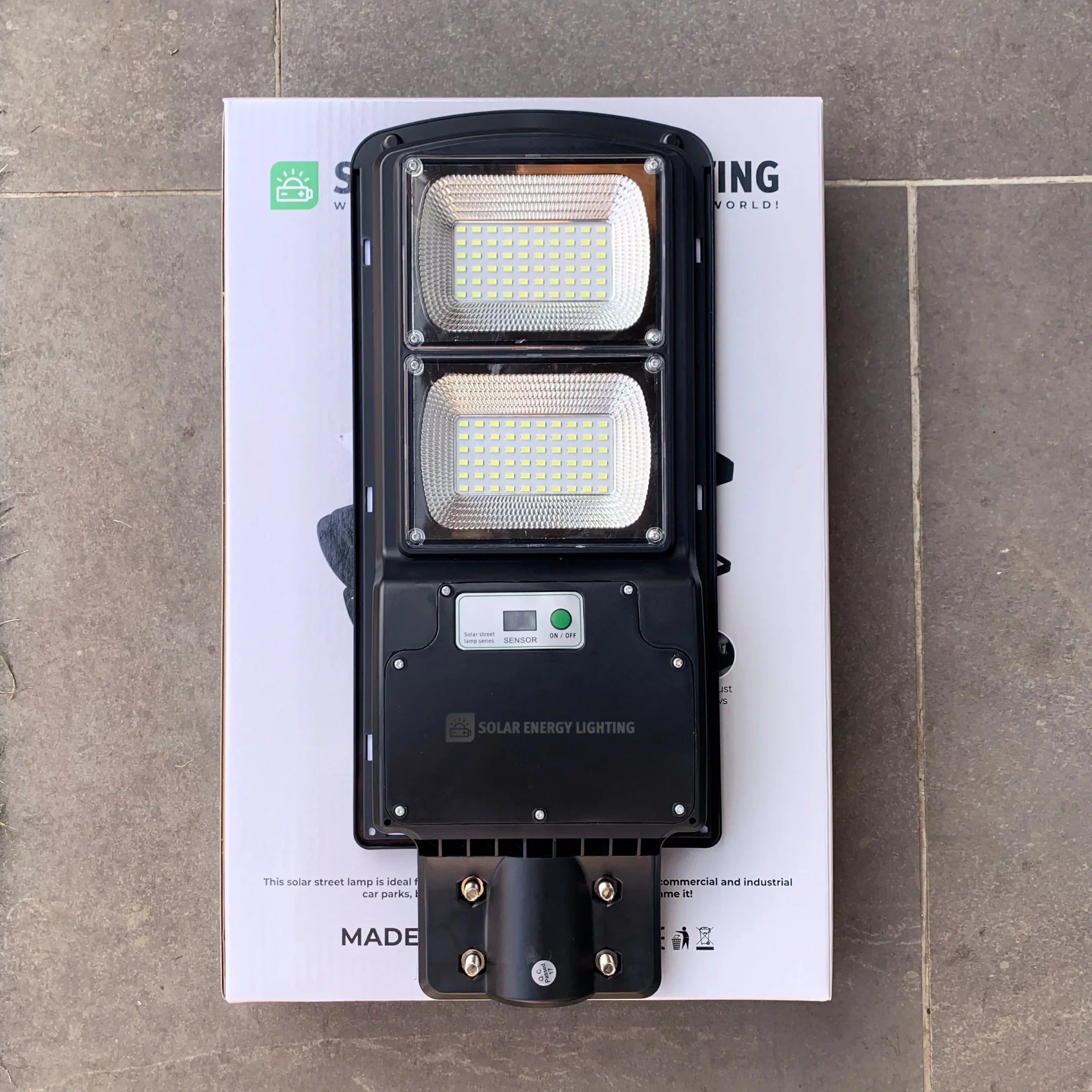 IlluminateSolarMega™- Den ultimative 300W/6000 lumen ultralyse solcelle-gadelygte