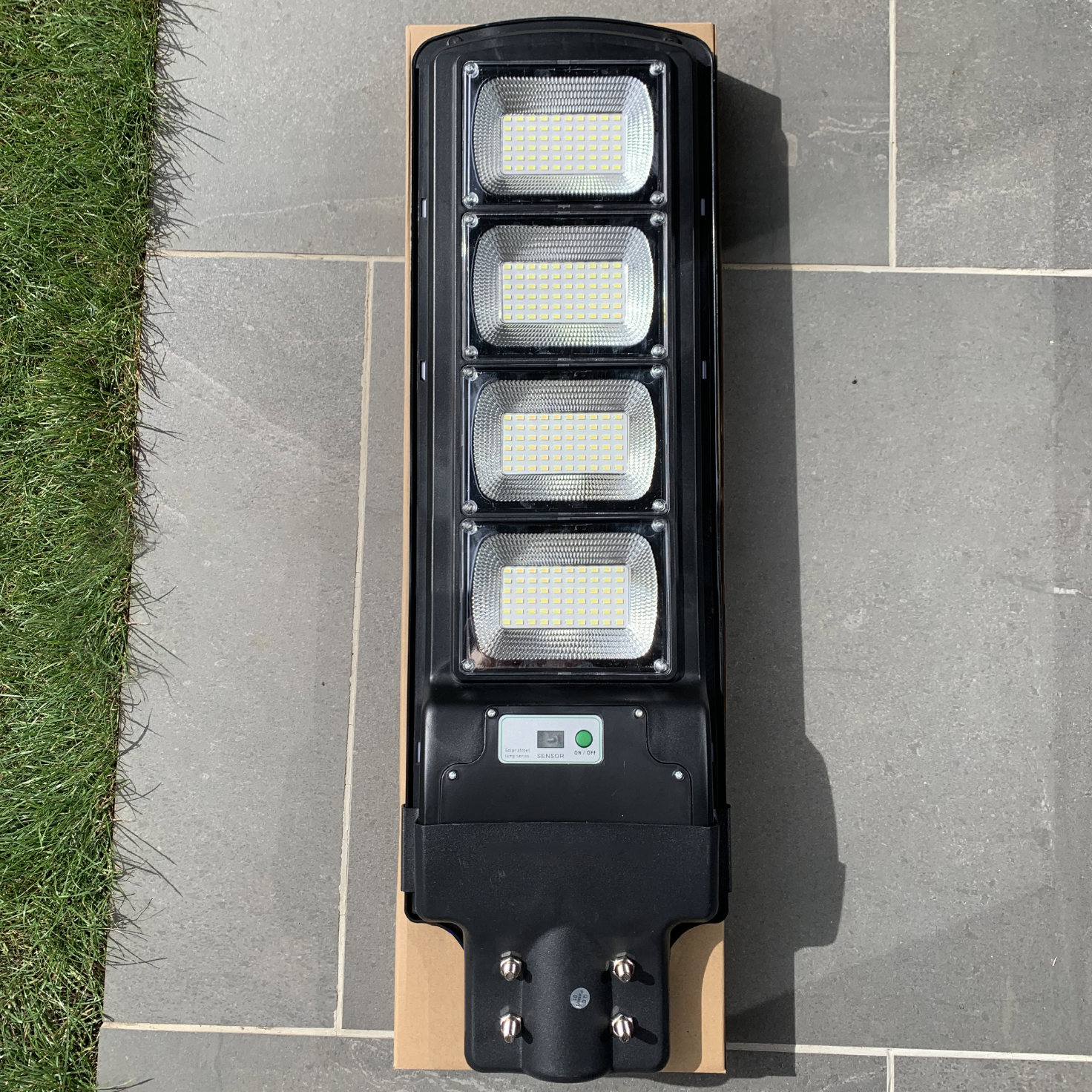 IlluminateSolarMega™- Den ultimative 450W/7000 lumen ultralyse solcelle-gadelygte